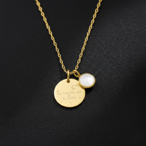 Pendentif gravé "monde" et médaillon en nacre  8 mm- le monde est à moi