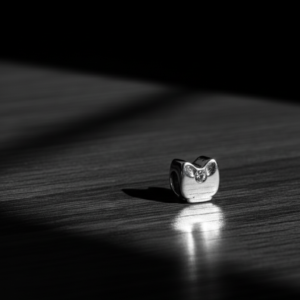 Charm tête Chat minimaliste et cristal