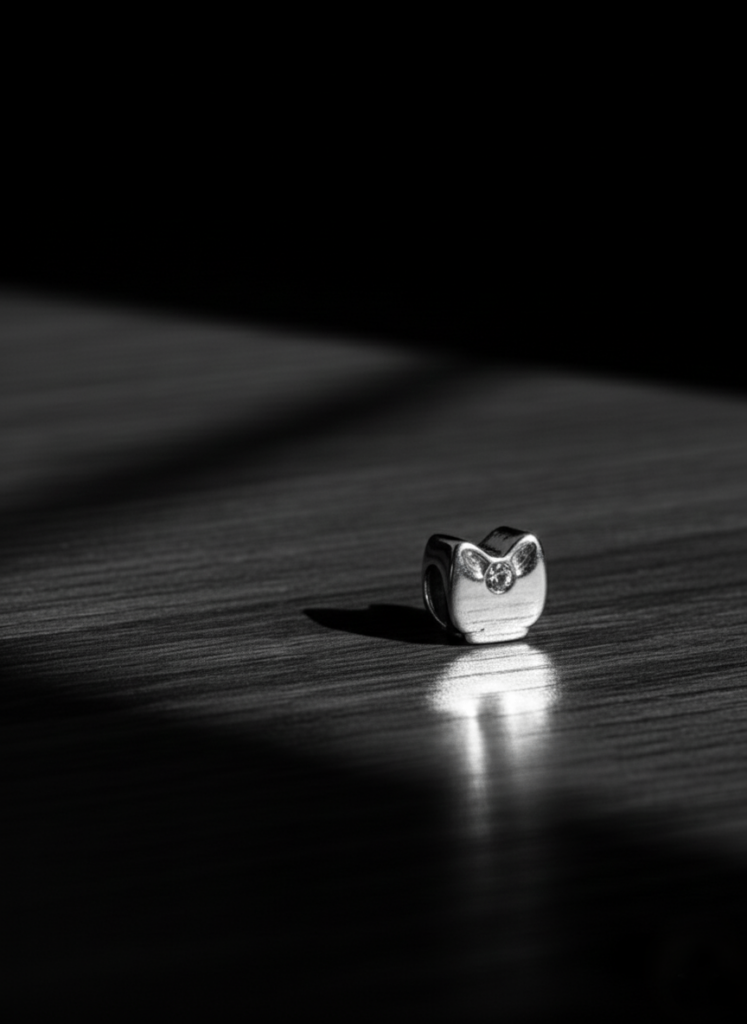 Charm tête Chat minimaliste et cristal