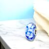 CHARM rond resine bleue fleurie – Image 2