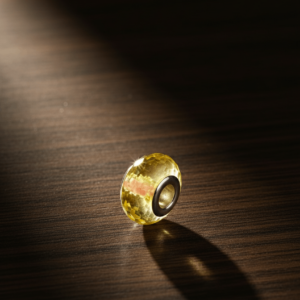 CHARM rond résine jaune  fleuri