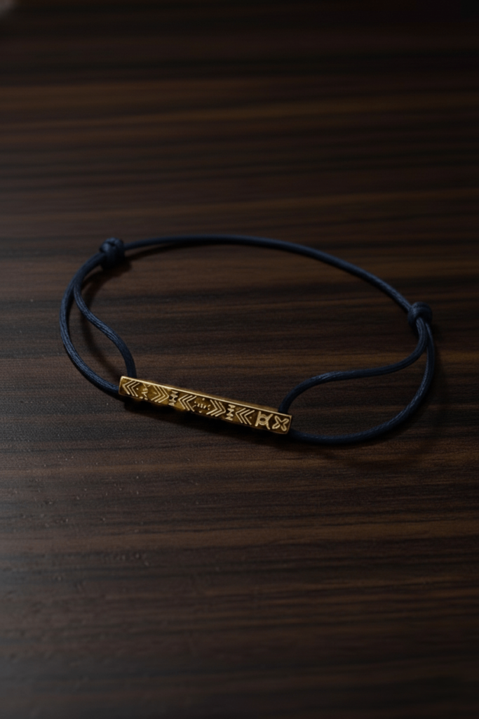 Oheneba Bleu crépuscule  Bracelet à corde fine – Plaqué or